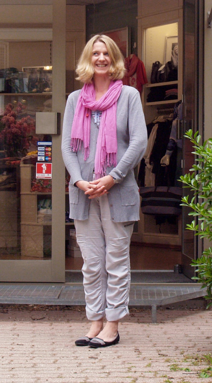 Christa Hausmair vor der Boutique Checkpot in Wien Hietzing.