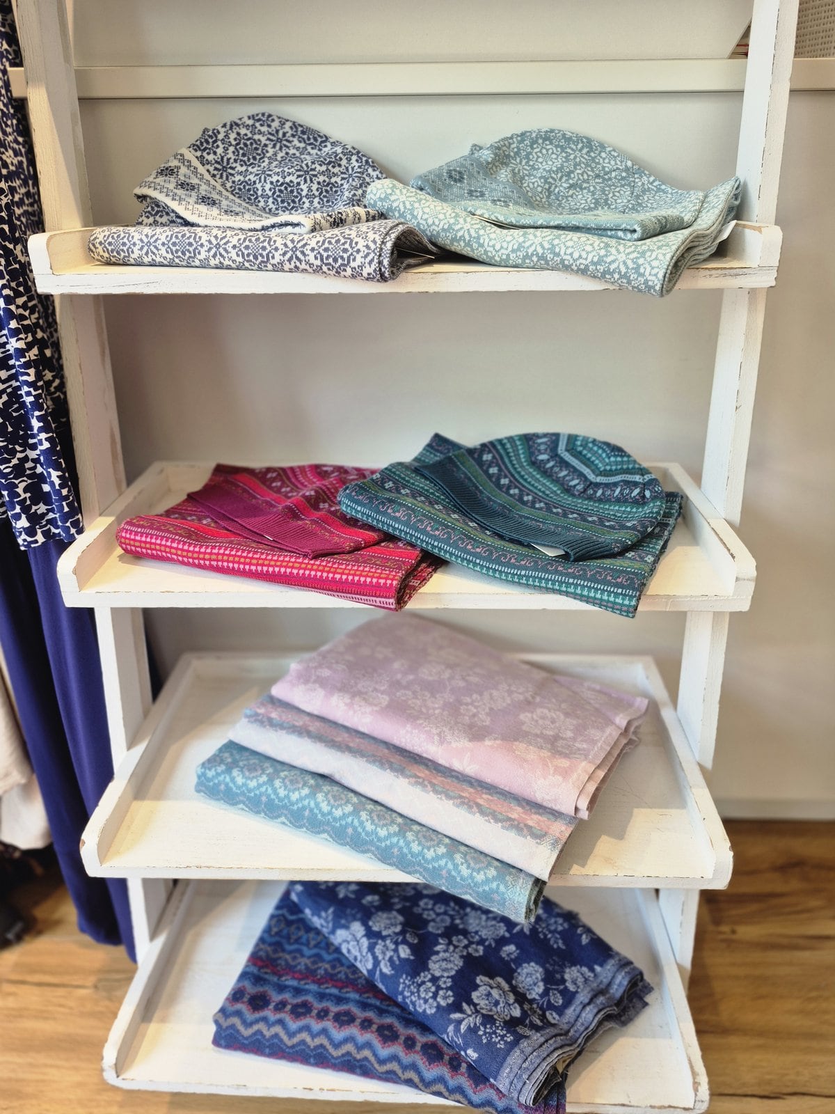 Heller Boutique-Raum mit Kleiderstangen und Modeauswahl im Checkpot Hietzing.
