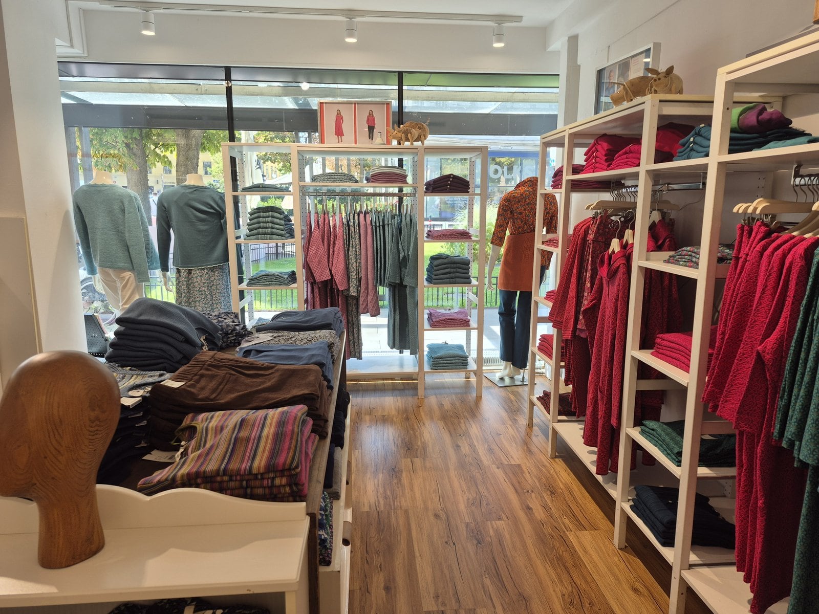 Heller Innenraum und aktuelle Kollektionen in der Checkpot Boutique in Wien-Hietzing